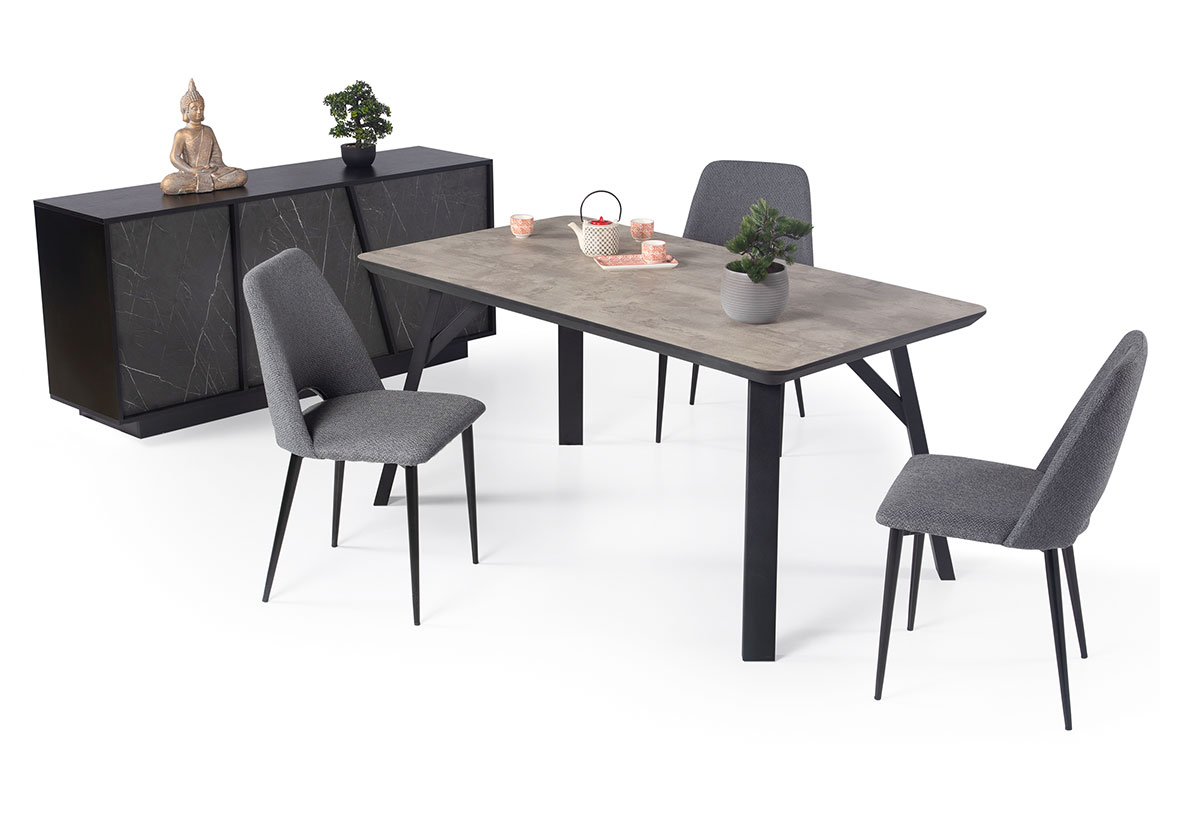 Απεικονίζεται το τραπέζι μαζί με 3 μαύρες καρέκλες